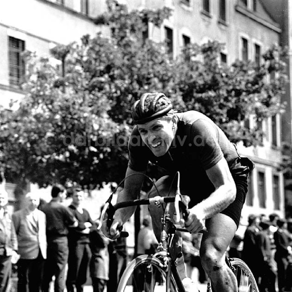 DDR-Bildarchiv: - 9. Etappe Leipzig-Halle/ Einzelzeitfahren 40 km Umschlagnr.: 73 Foto: unbekannt