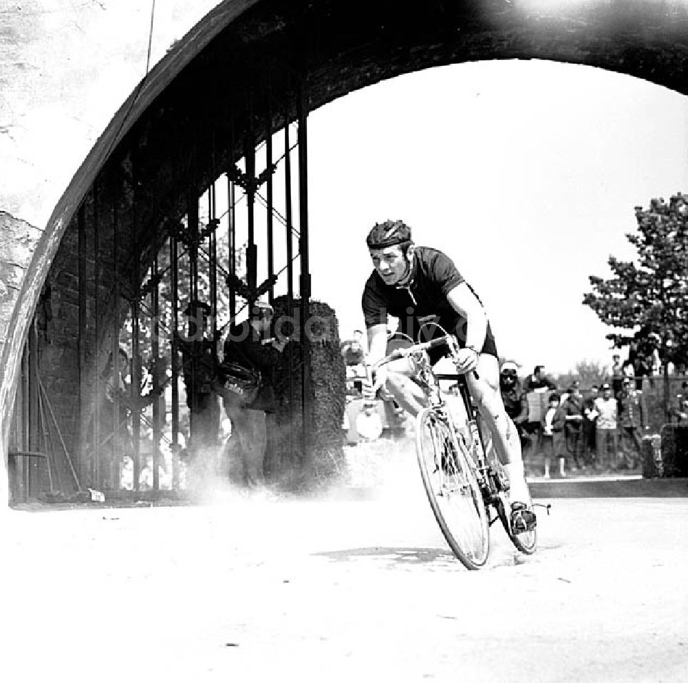 DDR-Fotoarchiv: - 9. Etappe Leipzig-Halle/ Einzelzeitfahren 40 km Umschlagnr.: 75 Foto: unbekannt