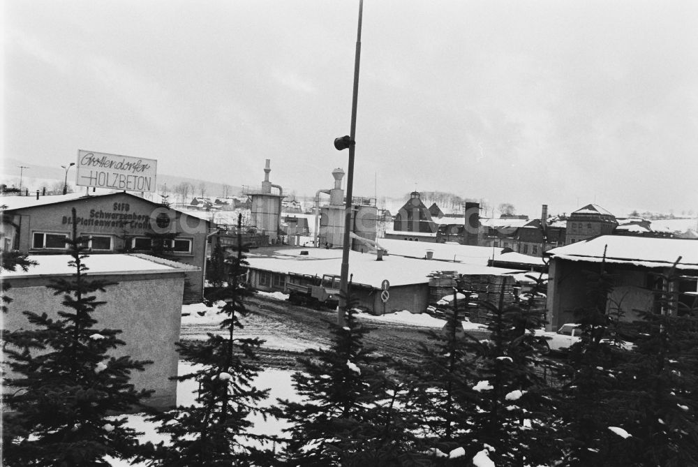 DDR-Fotoarchiv: Crottendorf - Fabrikansicht und Fertigungsprozeß im StFB Schwarzenberg Bf.Plattenwerk in Crottendorf im Erzgebirge