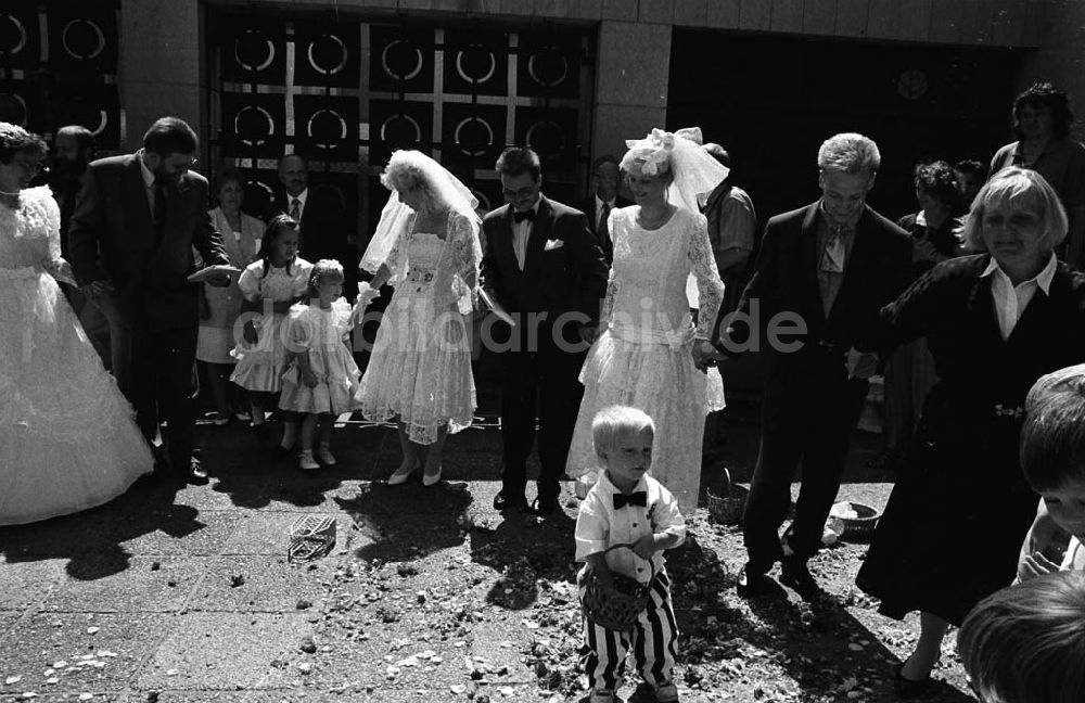 Ddr Bildarchiv Berlin Hohenschonhausen 26 06 92 3 Fache Hochzeit In Hohenschonhausen