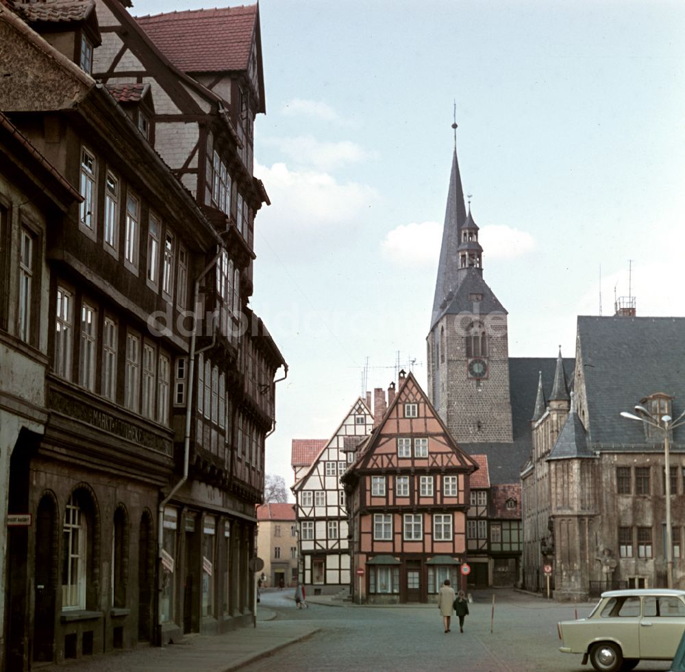 DDR-Bildarchiv: Quedlinburg - Fachwerk- Hausfassade vor der Marktkirche St. Benedicti in Quedlinburg in der DDR