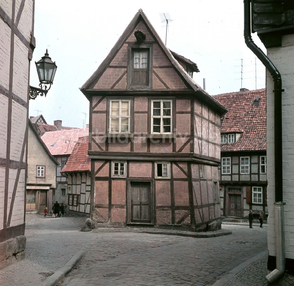 DDR-Bildarchiv: Quedlinburg - Fachwerk- Hausfassade Straße Finkenherd im Stadtkern in Quedlinburg in der DDR