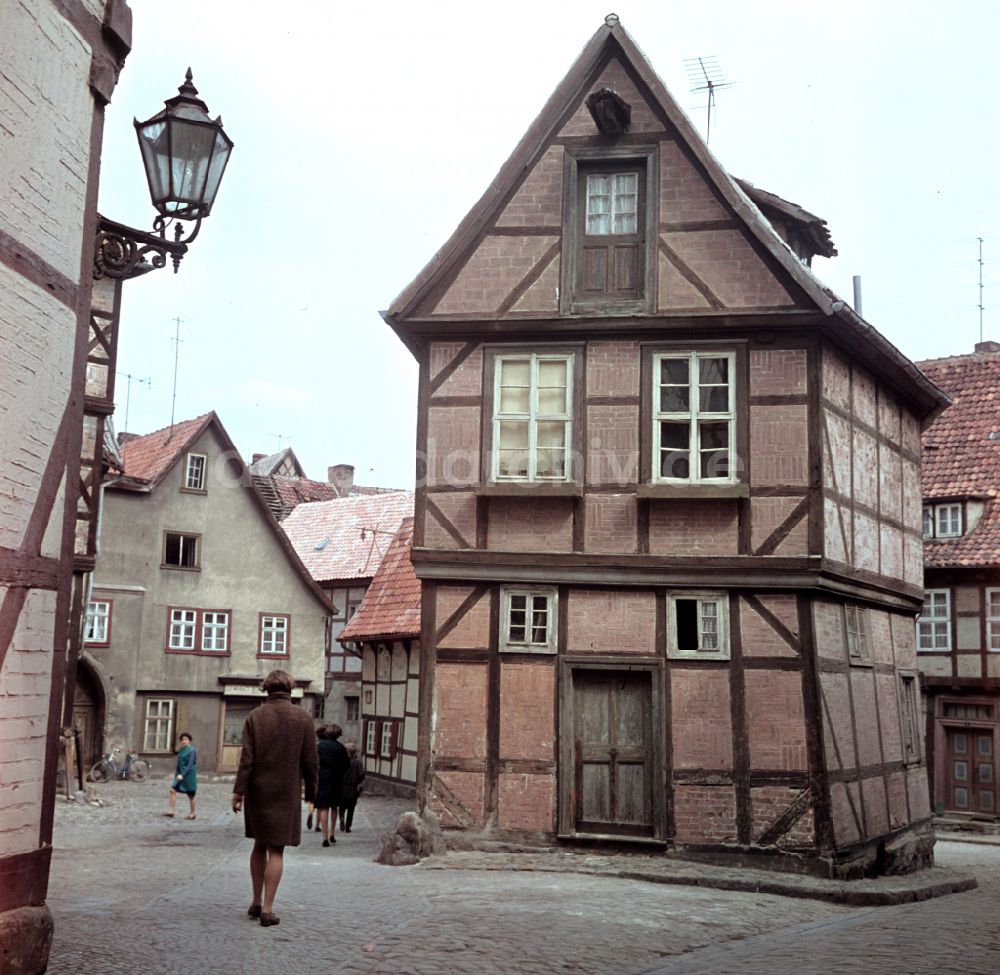 Quedlinburg: Fachwerk- Hausfassade Straße Finkenherd im Stadtkern in Quedlinburg in der DDR