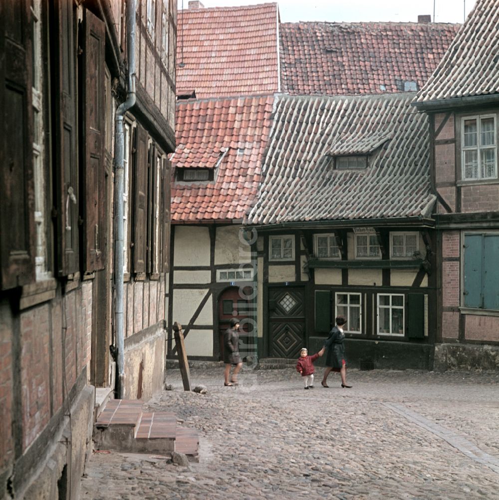 DDR-Bildarchiv: Quedlinburg - Fachwerk- Hausfassaden in Quedlinburg in der DDR