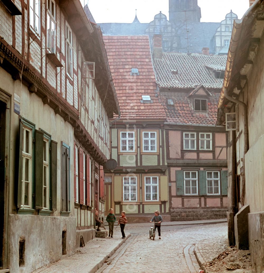 Quedlinburg: Fachwerk- Hausfassaden in Quedlinburg in der DDR