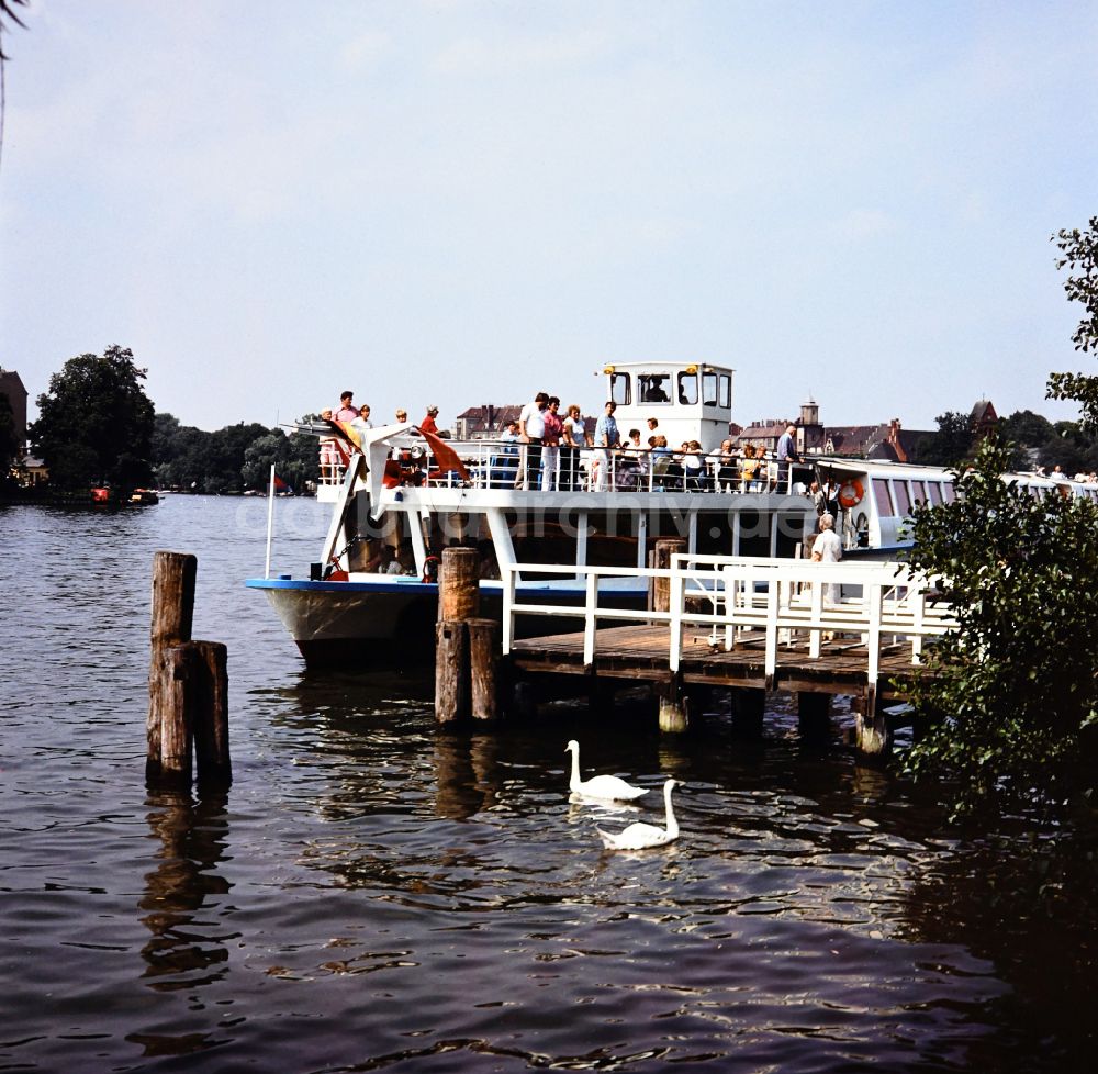 DDR-Fotoarchiv: Berlin - Fahrgastschiff Wilhelm Pieck an der Dahme am Anleger in Berlin-Köpenick in der DDR