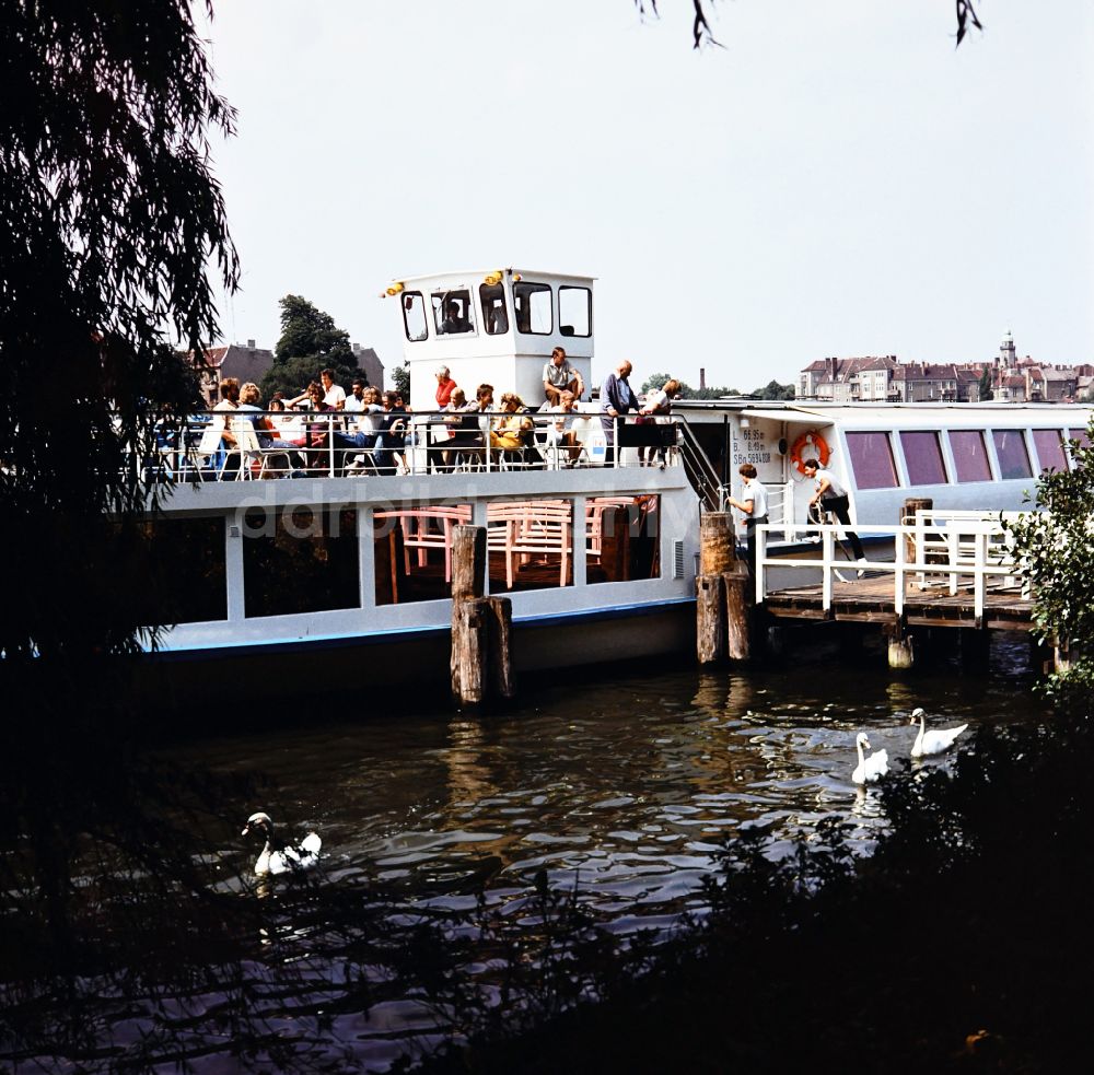 Berlin: Fahrgastschiff Wilhelm Pieck an der Dahme am Anleger in Berlin-Köpenick in der DDR