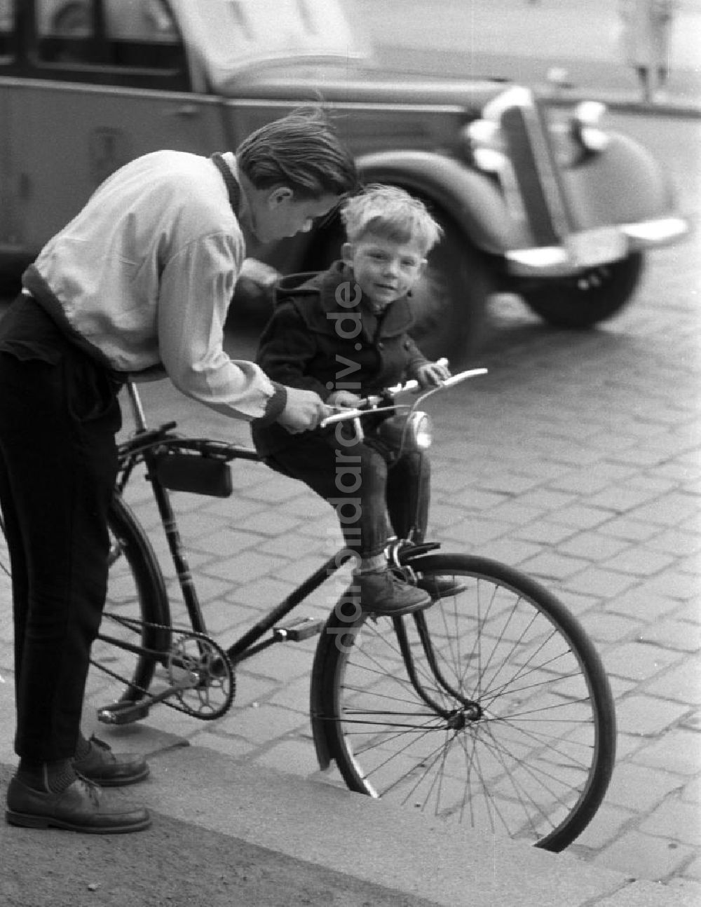 DDR-Bildarchiv: - Fahrradfahren in Dresden