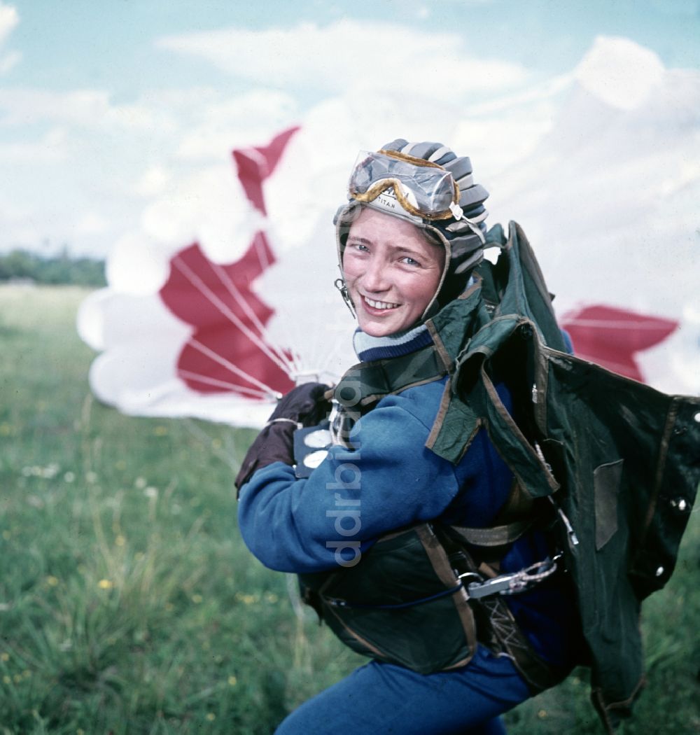 DDR-Fotoarchiv: Oppin - Fallschirmsprungausbildung auf dem Flugplatz in Oppin in der DDR