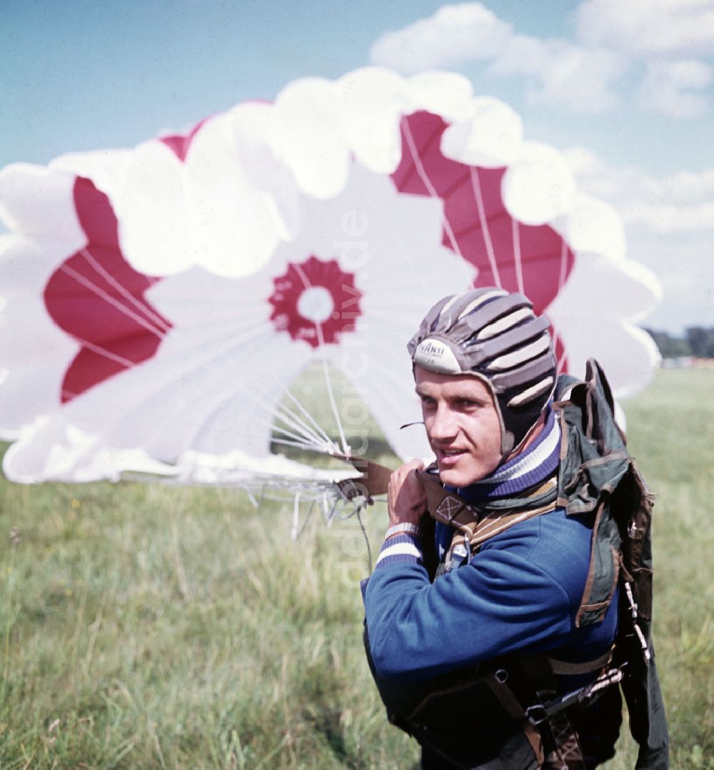 DDR-Bildarchiv: Oppin - Fallschirmsprungausbildung auf dem Flugplatz in Oppin in der DDR