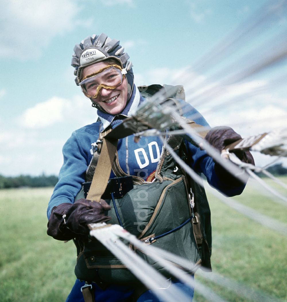 DDR-Fotoarchiv: Oppin - Fallschirmsprungausbildung auf dem Flugplatz in Oppin in der DDR