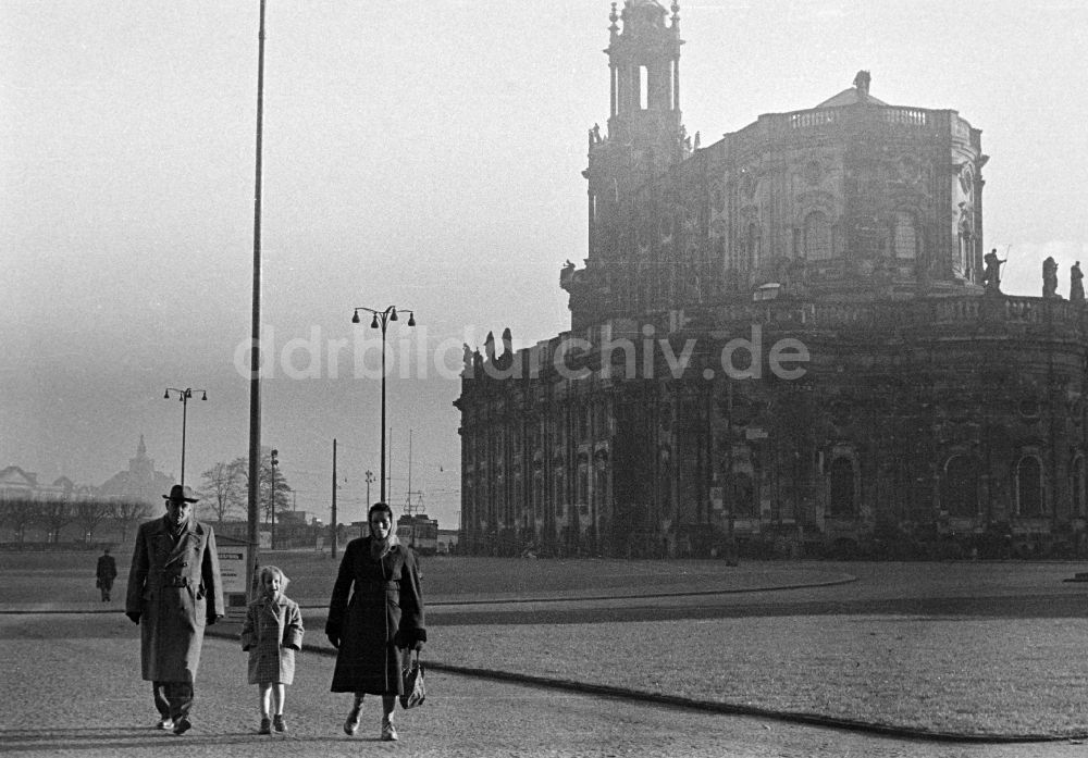 DDR-Fotoarchiv: Dresden - Familie mit Kind auf der Augustusbrücke in Dresden in der DDR