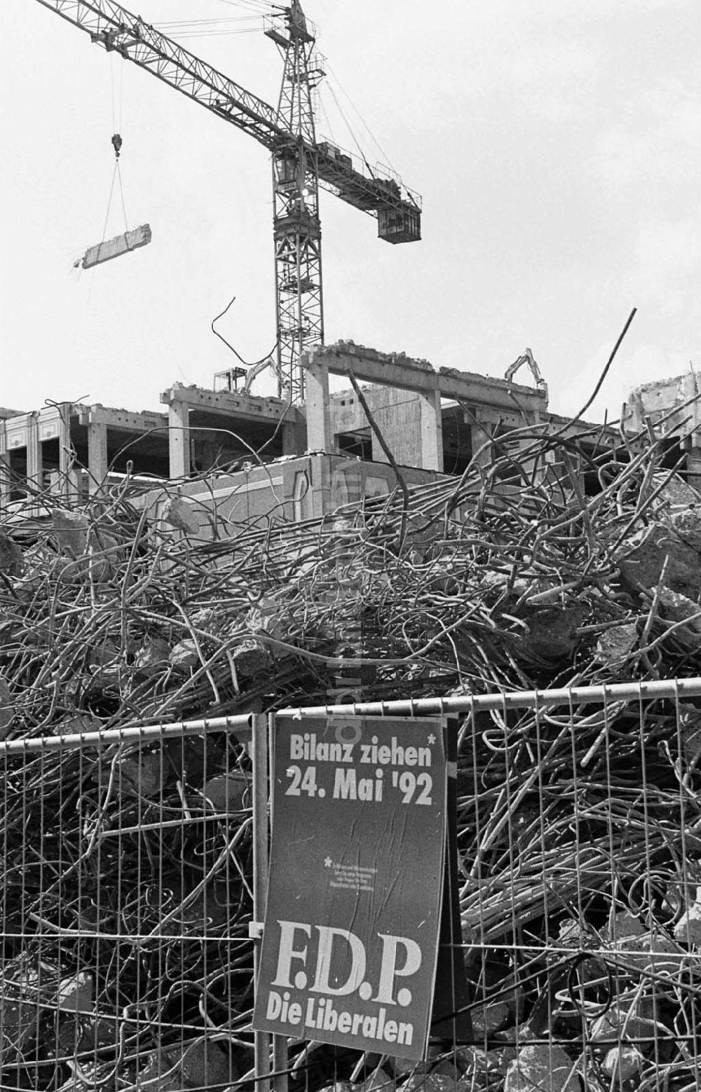 Berlin / Mitte: 03.06.92 FDP-Wahlplakat vor den Friedrichsradtpassagen