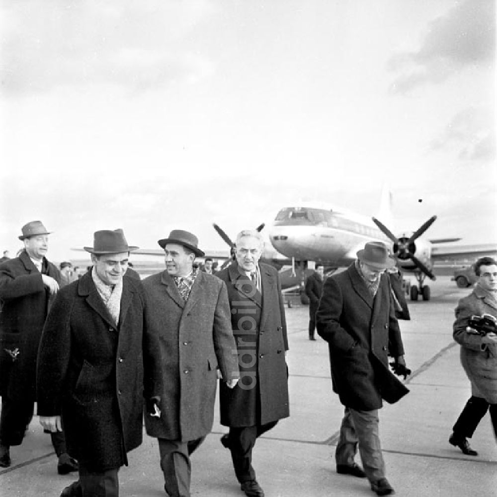 Berlin: Februar 1964 Rückkehr der Regierungsdelegation aus Genf Foto: Schönfeld