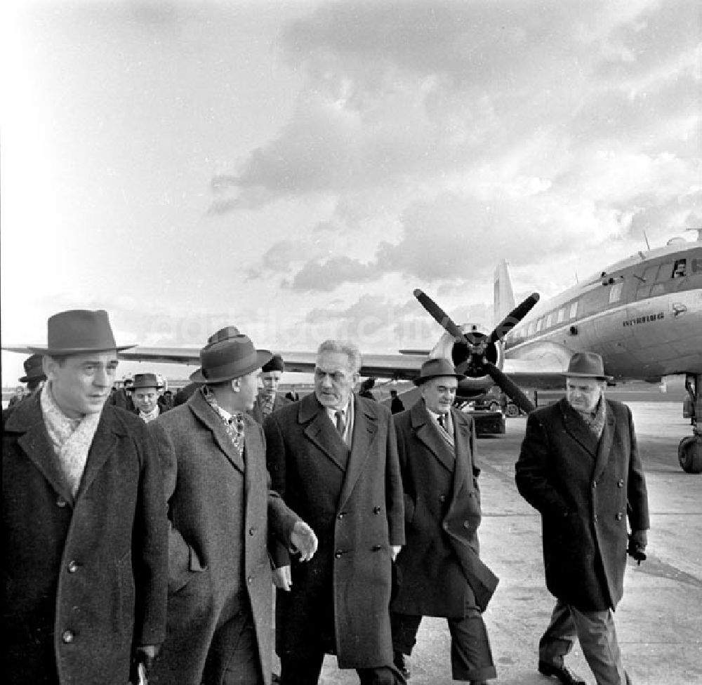 DDR-Bildarchiv: Berlin - Februar 1964 Rückkehr der Regierungsdelegation aus Genf Foto: Schönfeld