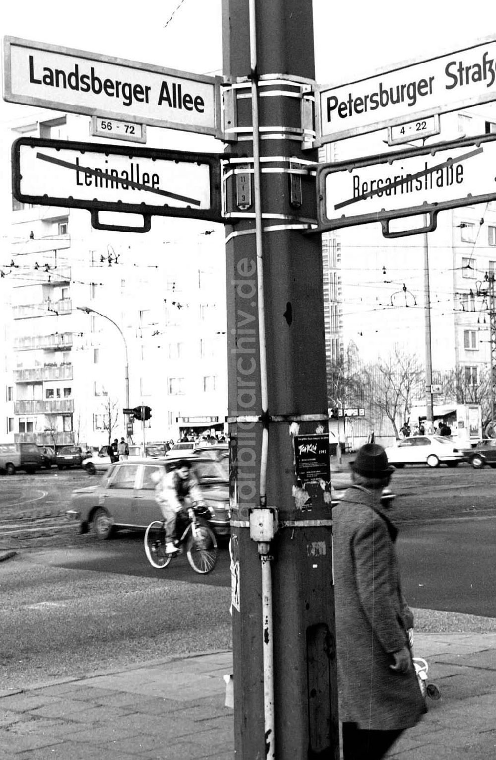 DDR-Fotoarchiv: Berlin-Friedrichshain - Februar 1992 Umbennenung der Leninallee in Berlin-Friedrichshain Foto: Gebser