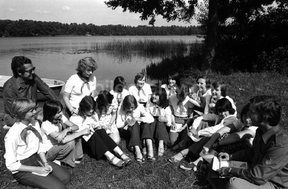 DDR-Bildarchiv: Berlin - Feriengestaltung - Sport - Spiel Foto:Schönfeld