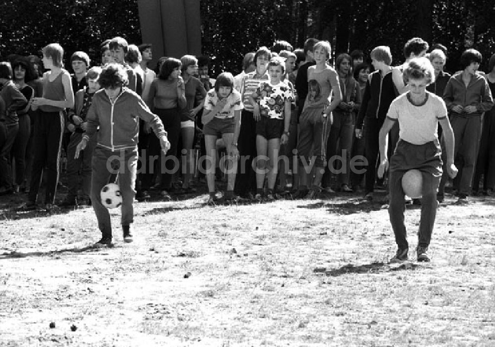 DDR-Fotoarchiv: Berlin - Feriengestaltung - Sport - Spiel Foto:Schönfeld