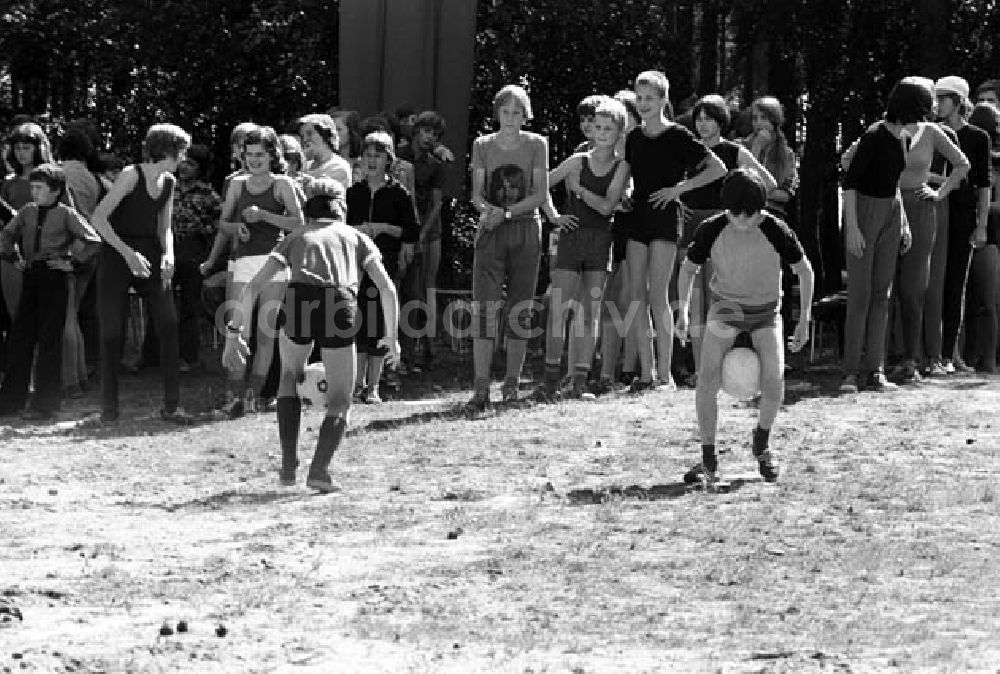 DDR-Bildarchiv: Berlin - Feriengestaltung - Sport - Spiel Foto:Schönfeld