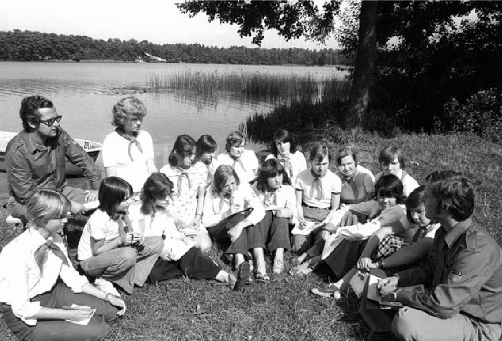 DDR-Fotoarchiv: Berlin - Feriengestaltung - Sport - Spiel Foto:Schönfeld