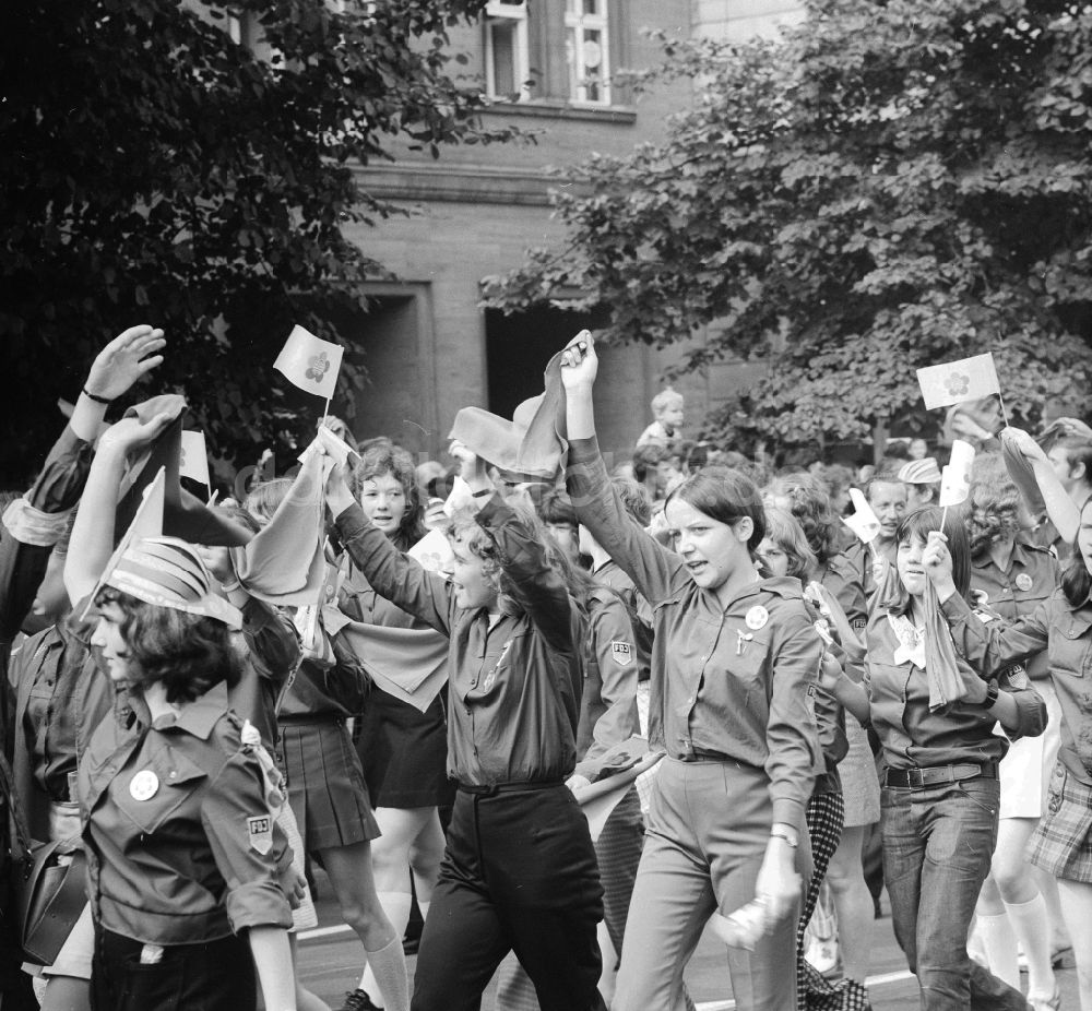 DDR-Fotoarchiv: Berlin - Festumzug anlässlich der ...