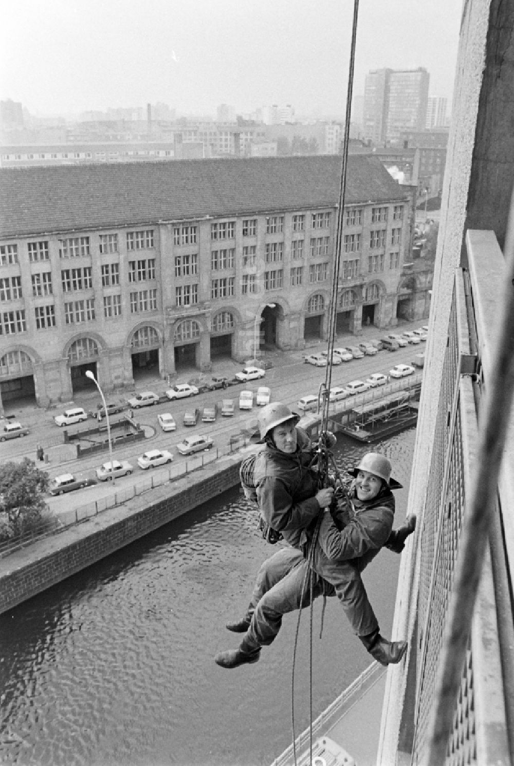 DDR-Bildarchiv: Berlin - Feuerwehrübung in Berlin in der DDR