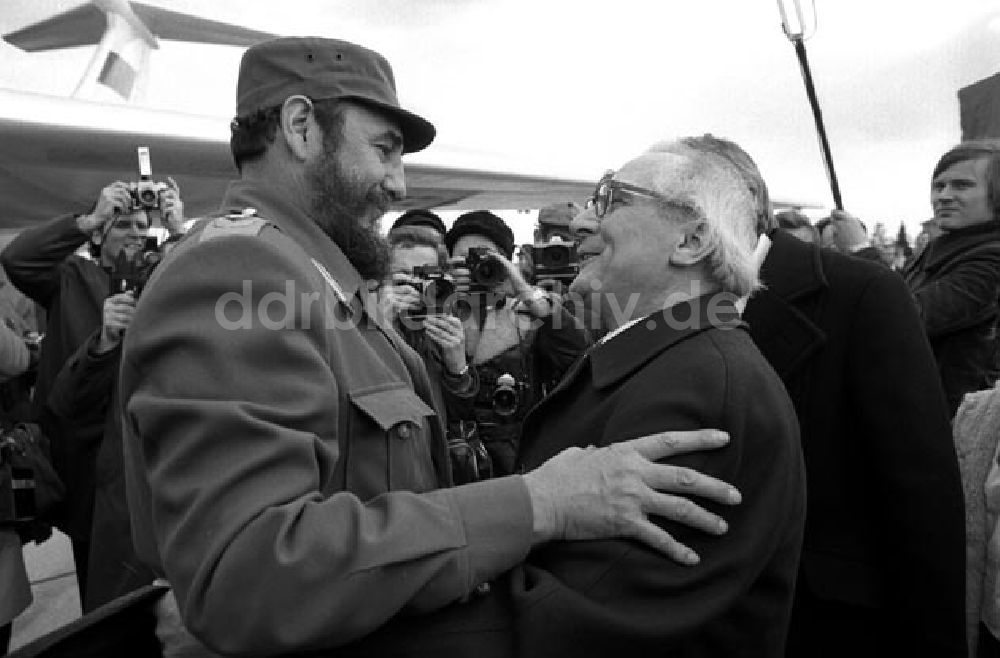 DDR-Bildarchiv: Berlin - Fidel Castro - Ankunft in Berlin Schönefeld. Foto: Schönfeld