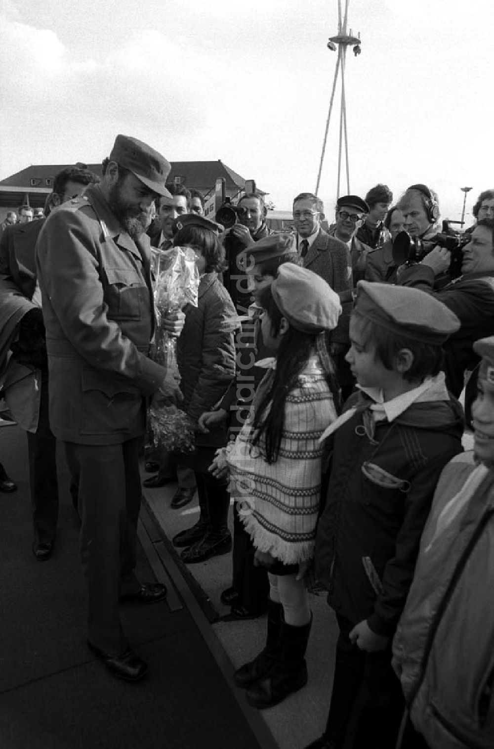 DDR-Bildarchiv: Berlin - Fidel Castro - Ankunft in Berlin Schönefeld. Foto: Schönfeld