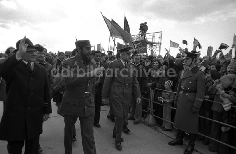 DDR-Fotoarchiv: Berlin - Fidel Castro - Ankunft in Berlin Schönefeld. Foto: Schönfeld