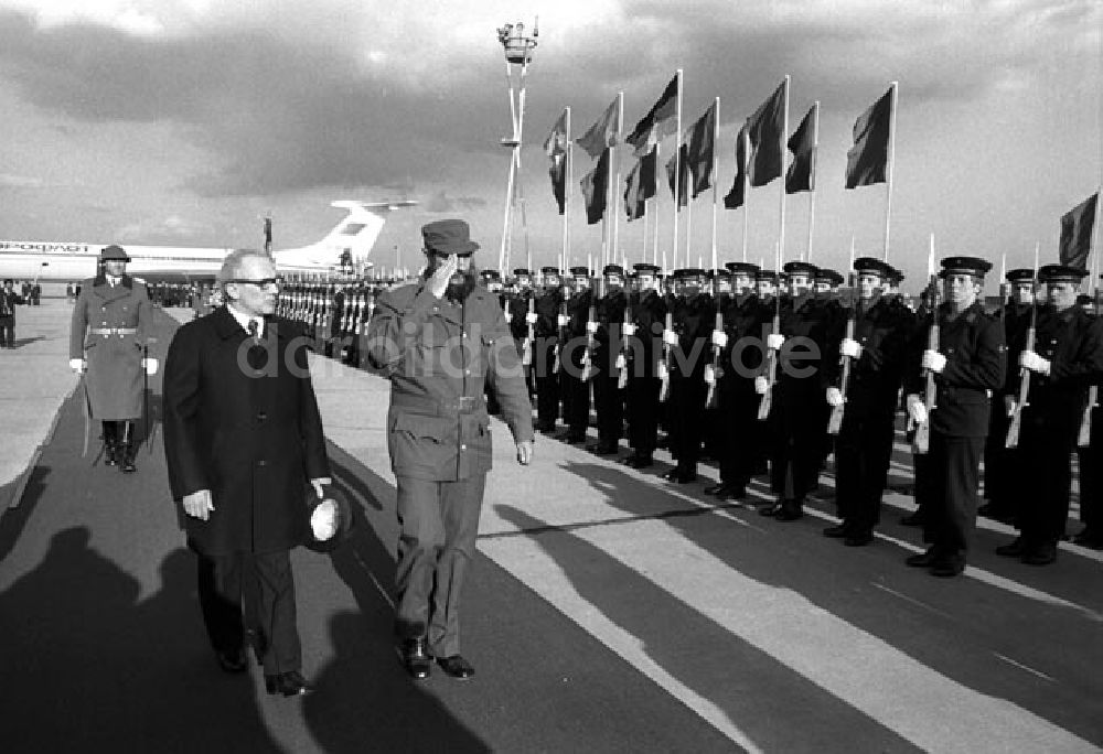 DDR-Fotoarchiv: Berlin - Fidel Castro - Ankunft in Berlin Schönefeld. Foto: Schönfeld