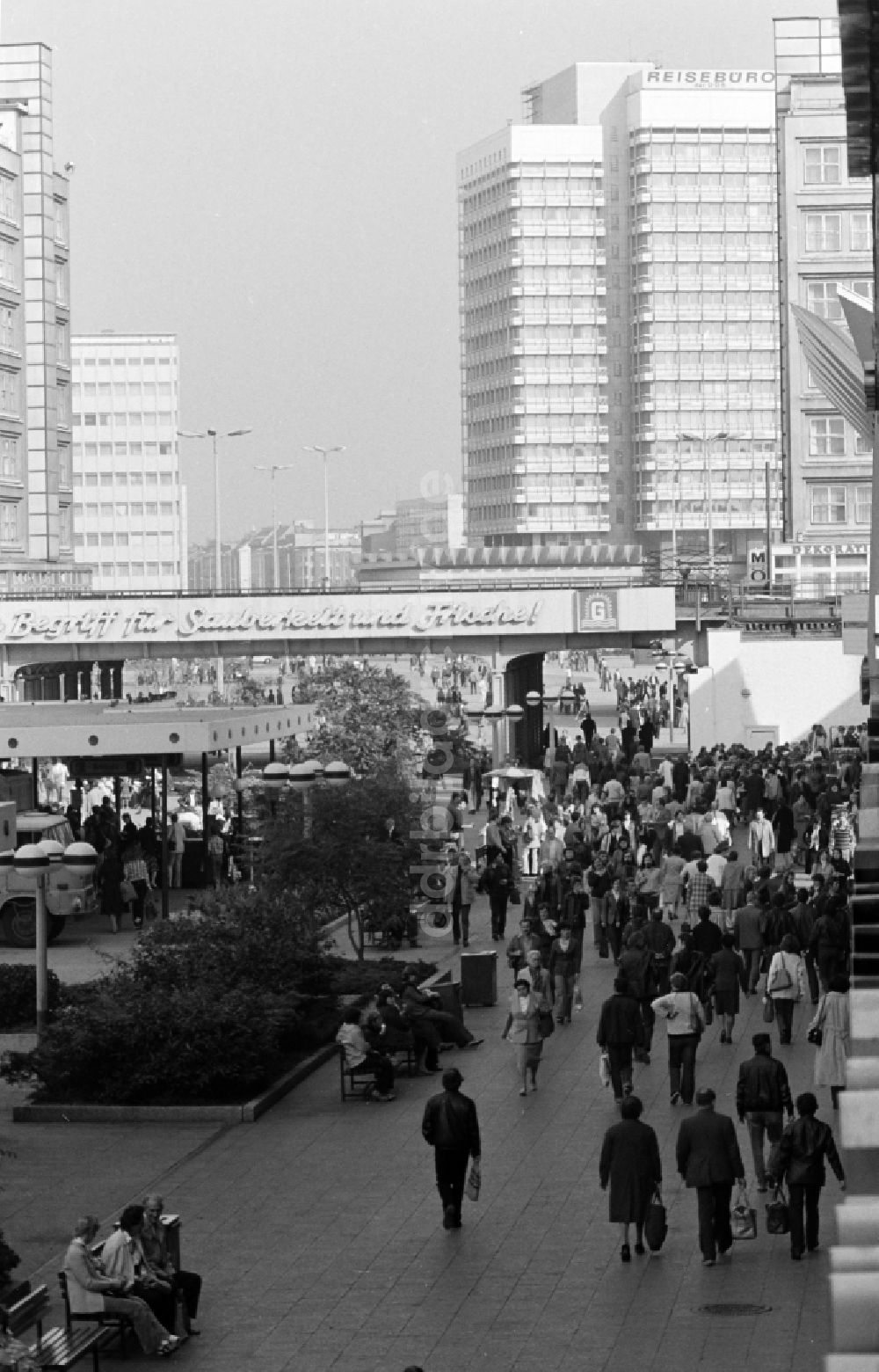 DDR-Bildarchiv: Berlin - Flanieren über die Rathauspassagen in Berlin - Mitte in der DDR