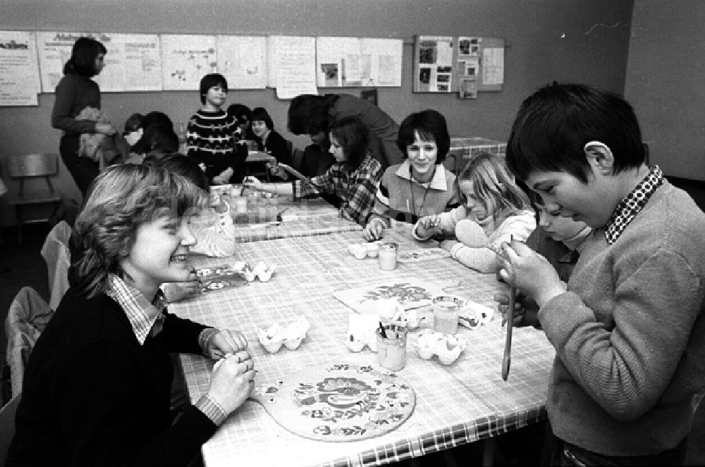 DDR-Fotoarchiv: Berlin - Formgestaltung in der Wildangel Oberschule in Berlin-Mitte. (175)