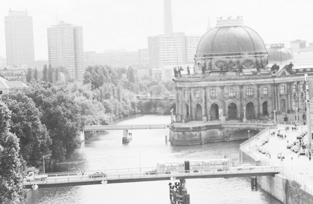DDR-Bildarchiv: Berlin / Mitte - Foto: Lange Umschlag 1073