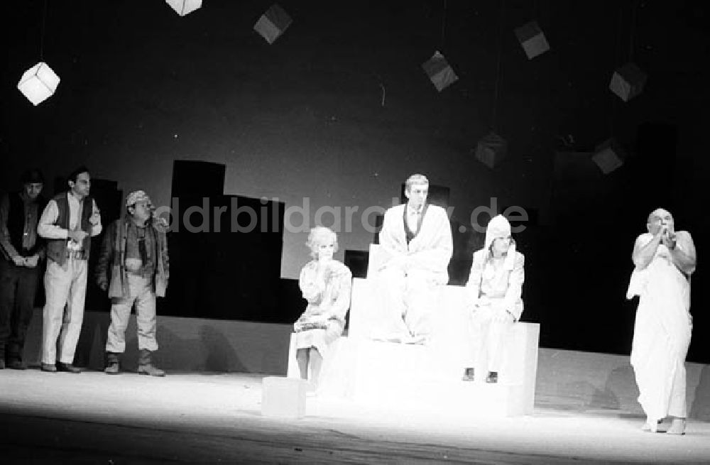 DDR-Fotoarchiv: Berlin - Fotoprobe, Prinz von Portugal in der Volksbühne in Berlin Umschlagnr.: 1307 Foto: Bonitz