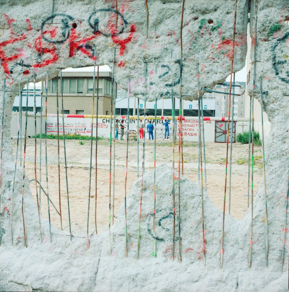 DDR-Bildarchiv: Berlin - Fragmente der verfallenden Grenzbefestigung und Mauer in Berlin