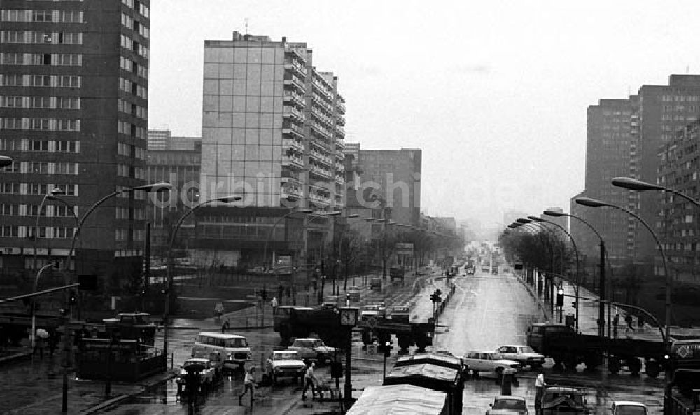 DDR-Fotoarchiv: Berlin-Friedrichshain - Frankfurter Allee vom S-Bahnhof Frankfurter Tor bis - Allee Umschlagnr.: 1367 Foto: Bonitz