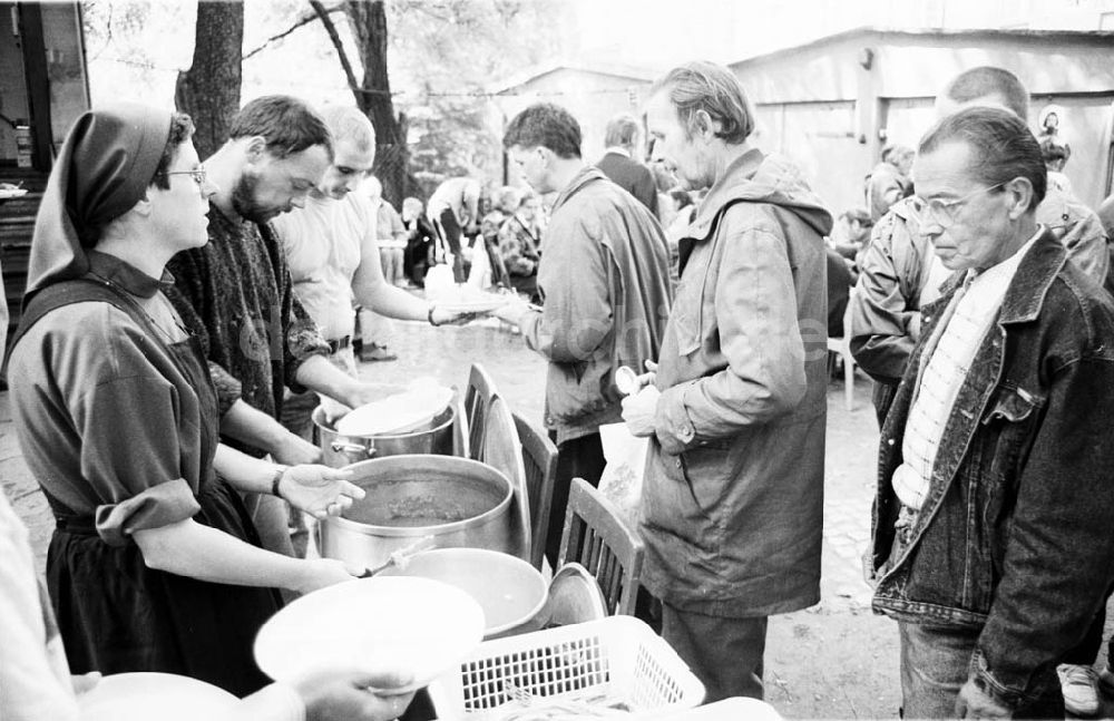 Berlin: Franziskaner-Suppenküche in Berlin-Pankow 06.04.1992