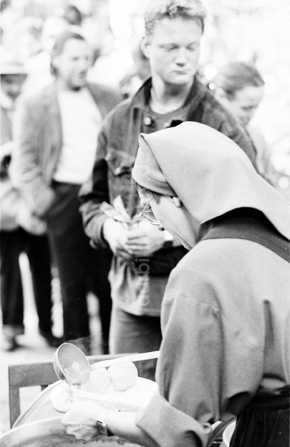 DDR-Fotoarchiv: Berlin - Franziskaner-Suppenküche in Berlin-Pankow 06.04.1992