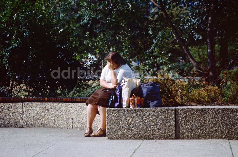 Berlin: Frau mit auf einer Parkbank in Berlin in der DDR