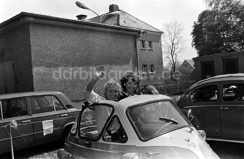 DDR-Bildarchiv: - Frauen in einer BMW Isetta Foto: Gebser