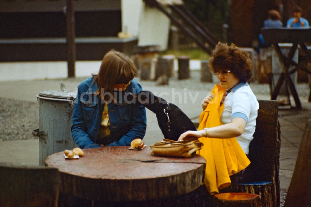 DDR-Bildarchiv: Berlin - Frauen essen eine Bockwurst in Berlin in der DDR