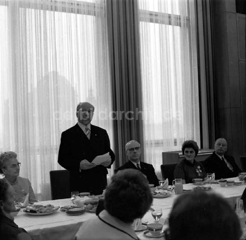 DDR-Bildarchiv: Berlin - Frauenempfang im Staatsrat mit Erich Honecker