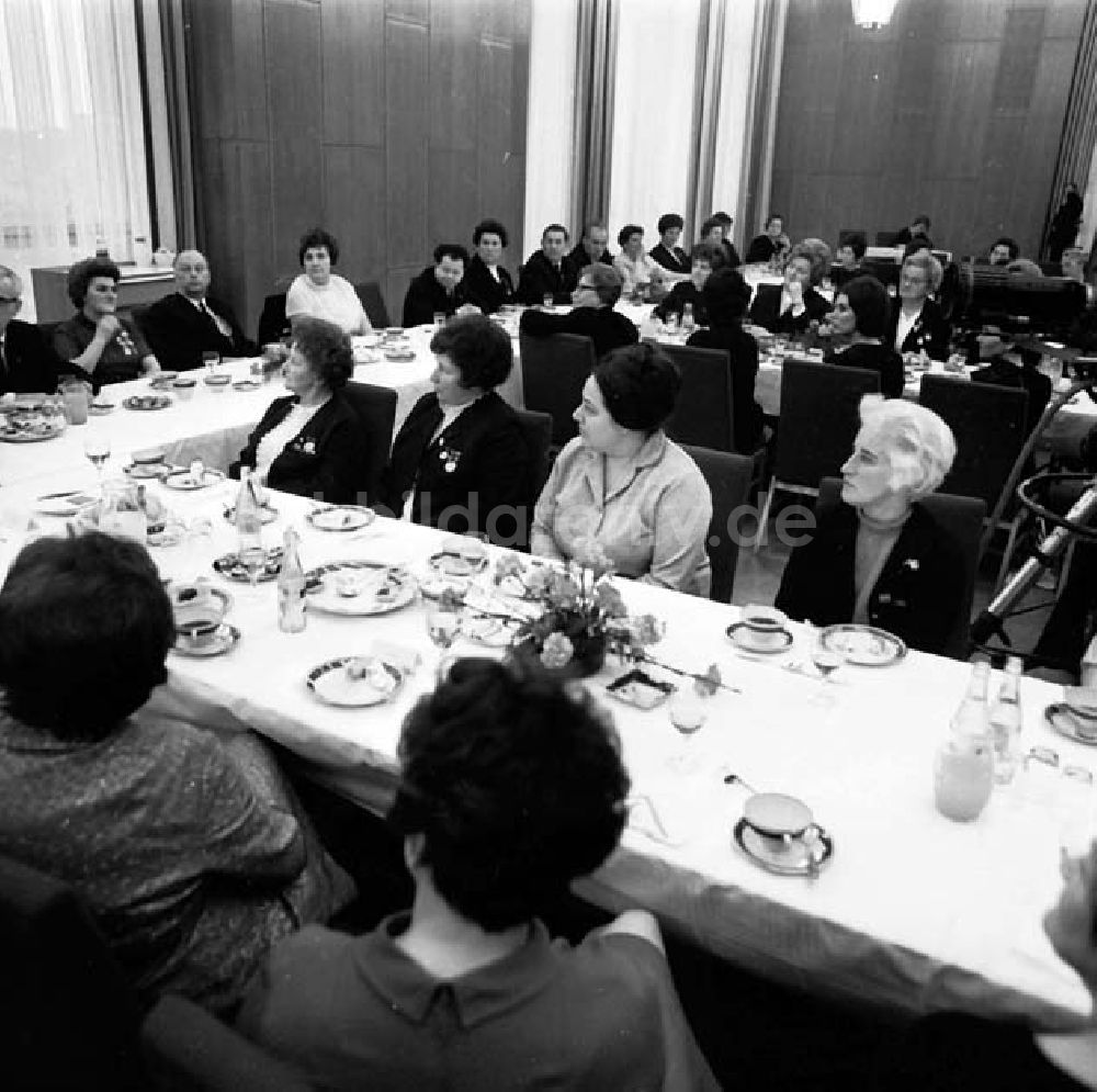 DDR-Fotoarchiv: Berlin - Frauenempfang im Staatsrat mit Erich Honecker