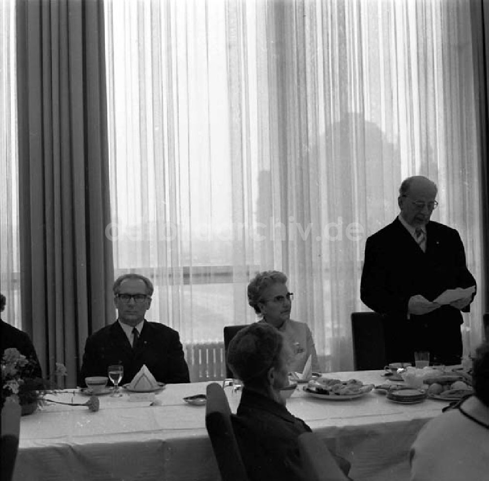 DDR-Fotoarchiv: Berlin - Frauenempfang im Staatsrat mit Erich Honecker