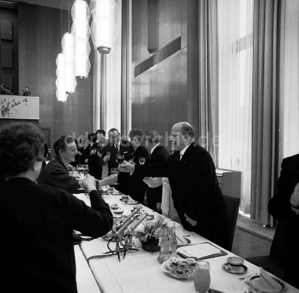 DDR-Bildarchiv: Berlin - Frauenempfang im Staatsrat mit Erich Honecker