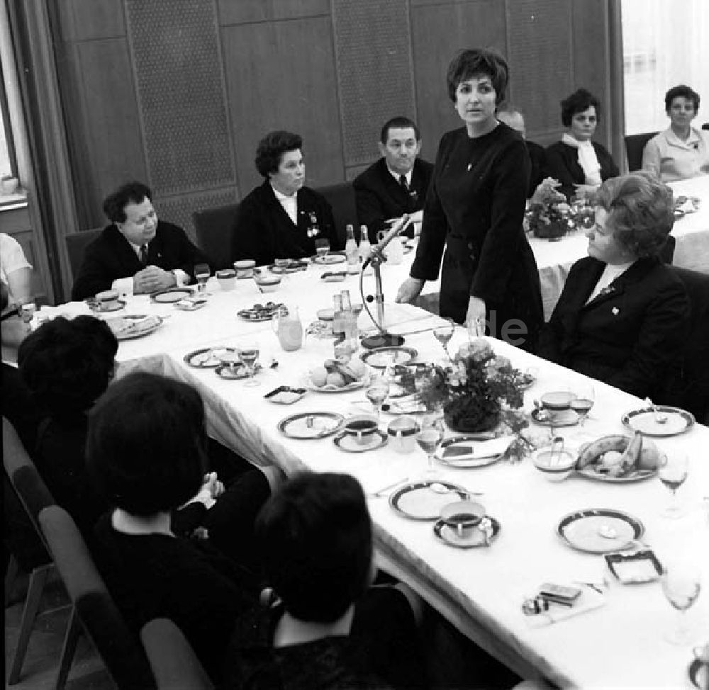 DDR-Fotoarchiv: Berlin - Frauenempfang im Staatsrat mit Erich Honecker