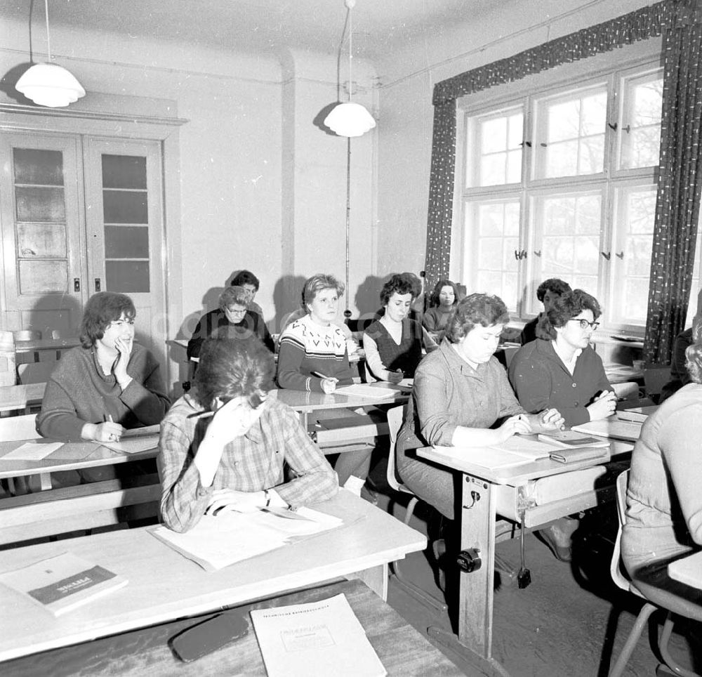 DDR-Bildarchiv: Teltow - Frauenqualifizierung Teltow März 1966 Umschlagsnr.: 1966-113