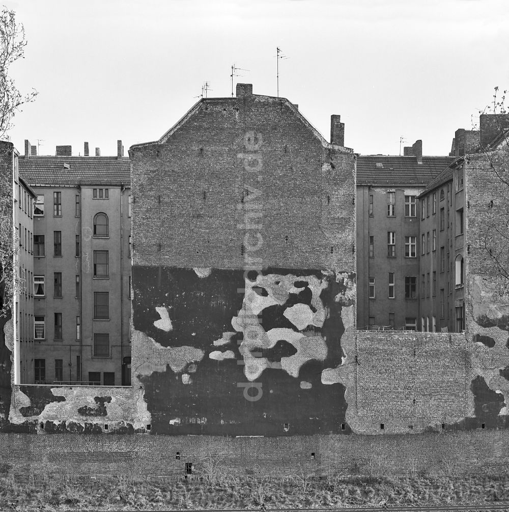 DDR-Bildarchiv: Berlin - Freistehende Giebelwand eines Altbau- Wohnhauses in Berlin in der DDR