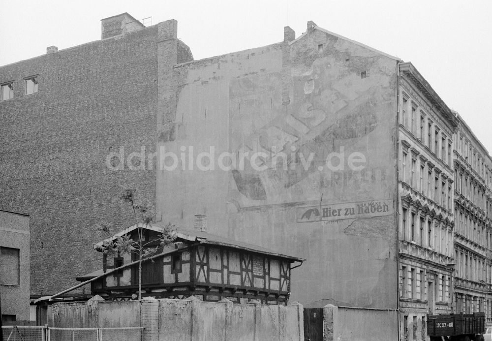 Berlin: Freistehende Giebelwand eines Altbau- Wohnhauses mit Kaiser - Brikett- Kohlehandel- Werbung in Berlin in der DDR