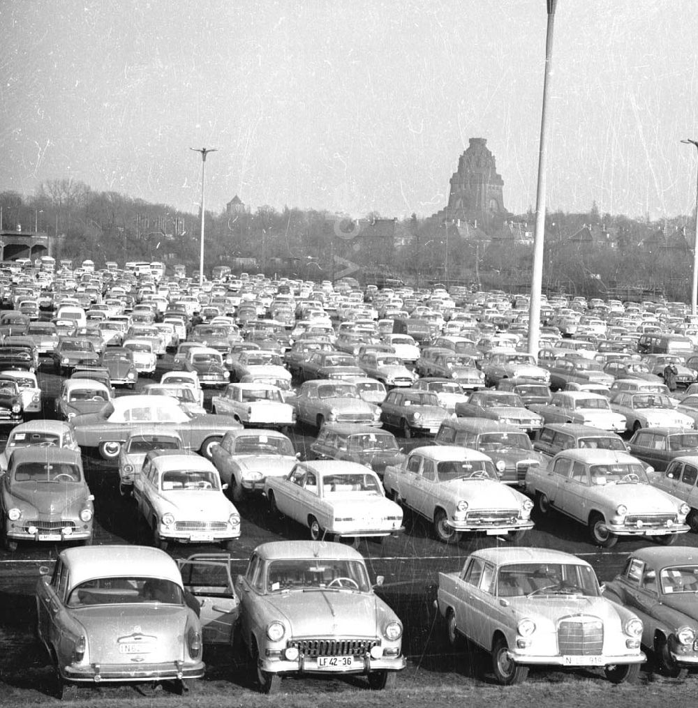 Leipzig: Frühjahrsmesse 1966 Parkplatz, Autos stehen zusammen. Umschlagsnr.: 1966-73 (I)